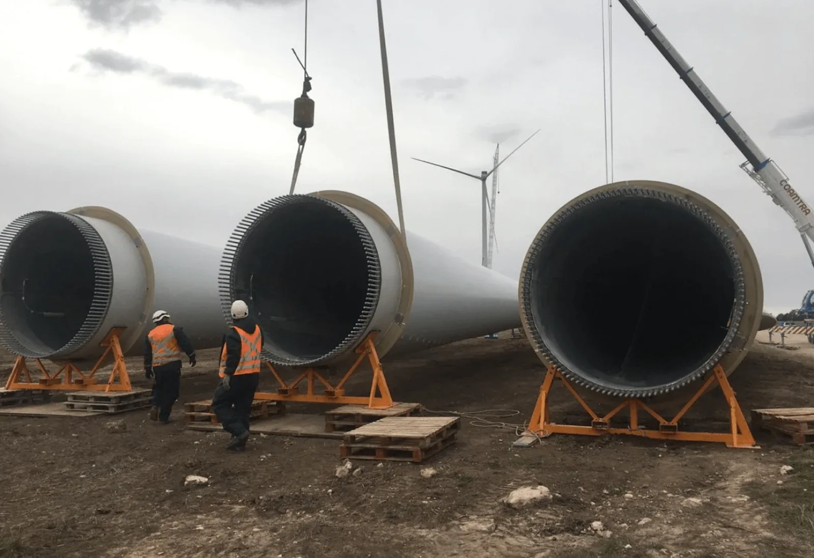 Técnicos realizando mantenimiento en un aerogenerador